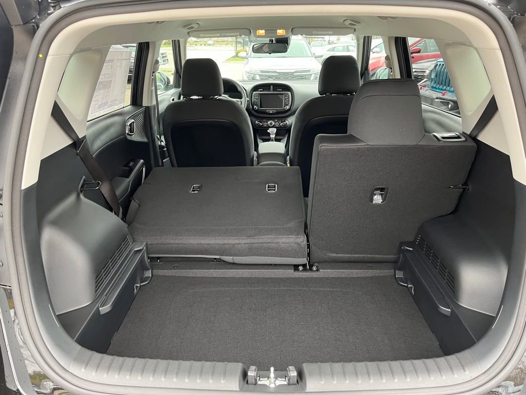 Used 2025 Kia Soul LX w/ LX Technology Package FWD image 29