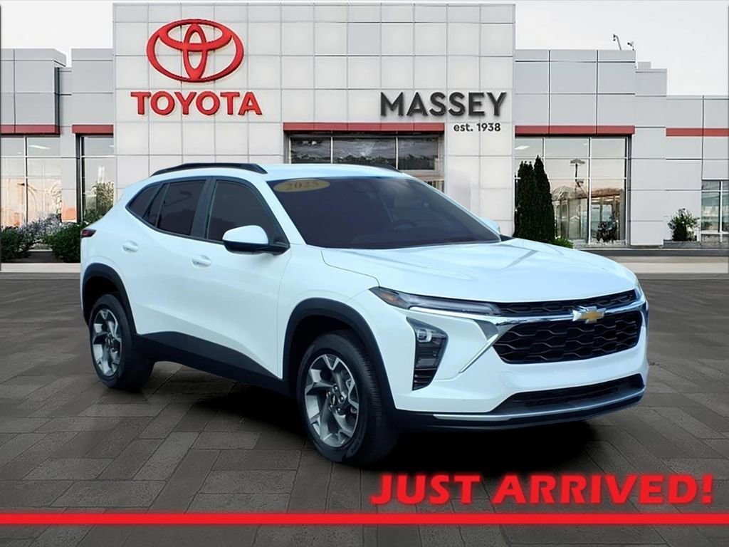 Used 2025 Chevrolet Trax LT FWD image 1