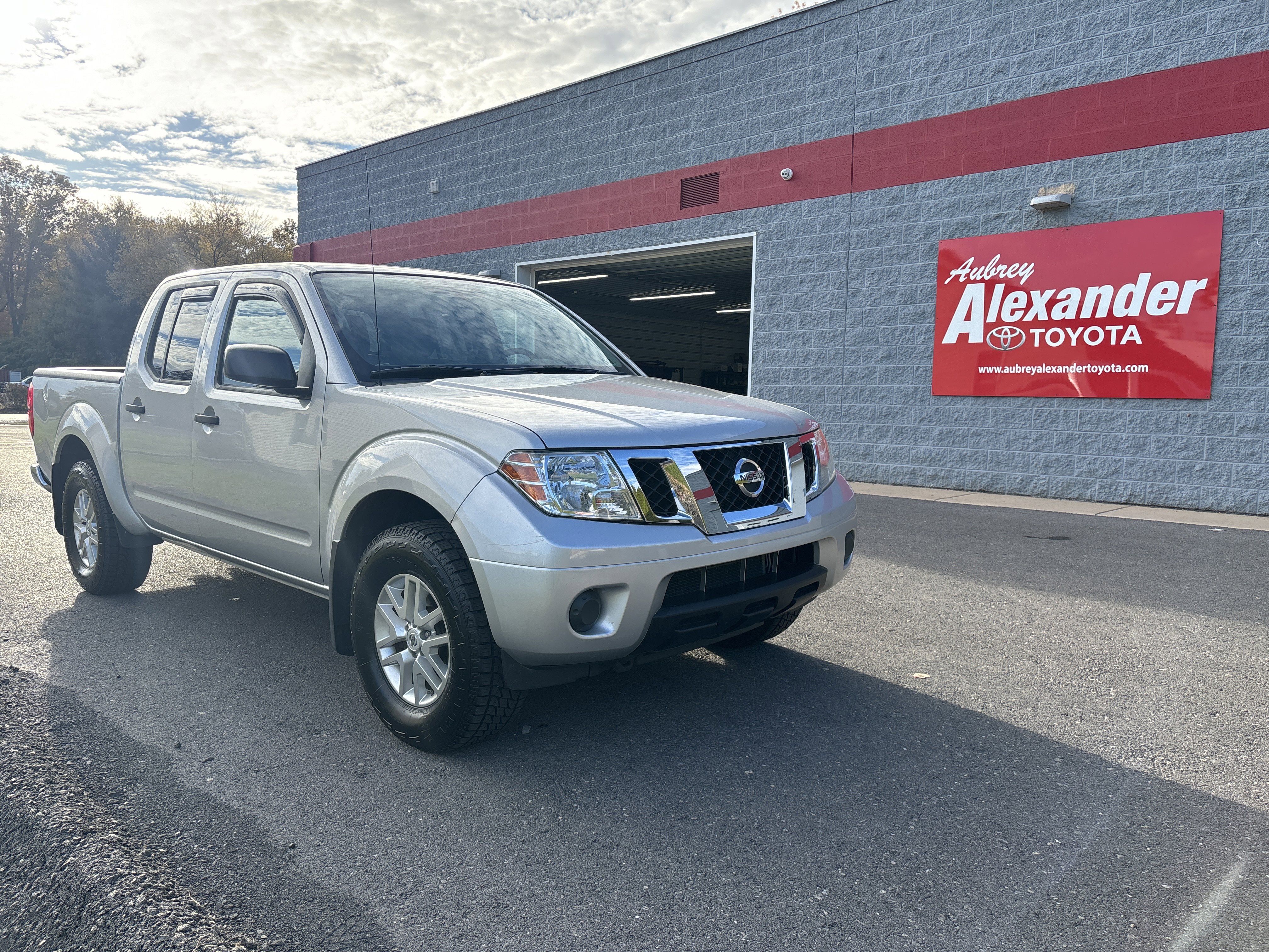 Used 2019 Nissan Frontier SV image 1
