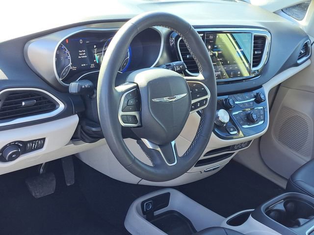 Used 2024 Chrysler Pacifica Touring-L image 9