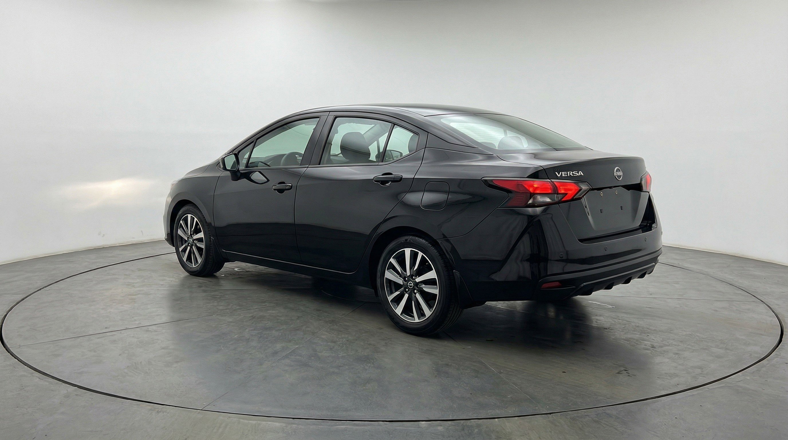 Used 2025 Nissan Versa SV image 6