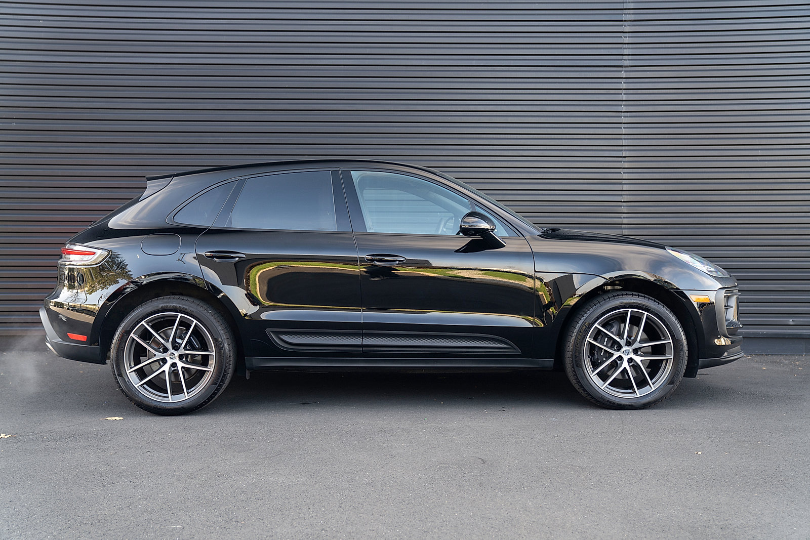 Certified 2025 Porsche Macan AWD/4WD image 27