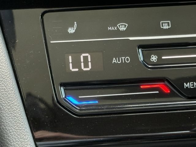Used 2026 Volkswagen Jetta SE FWD image 18