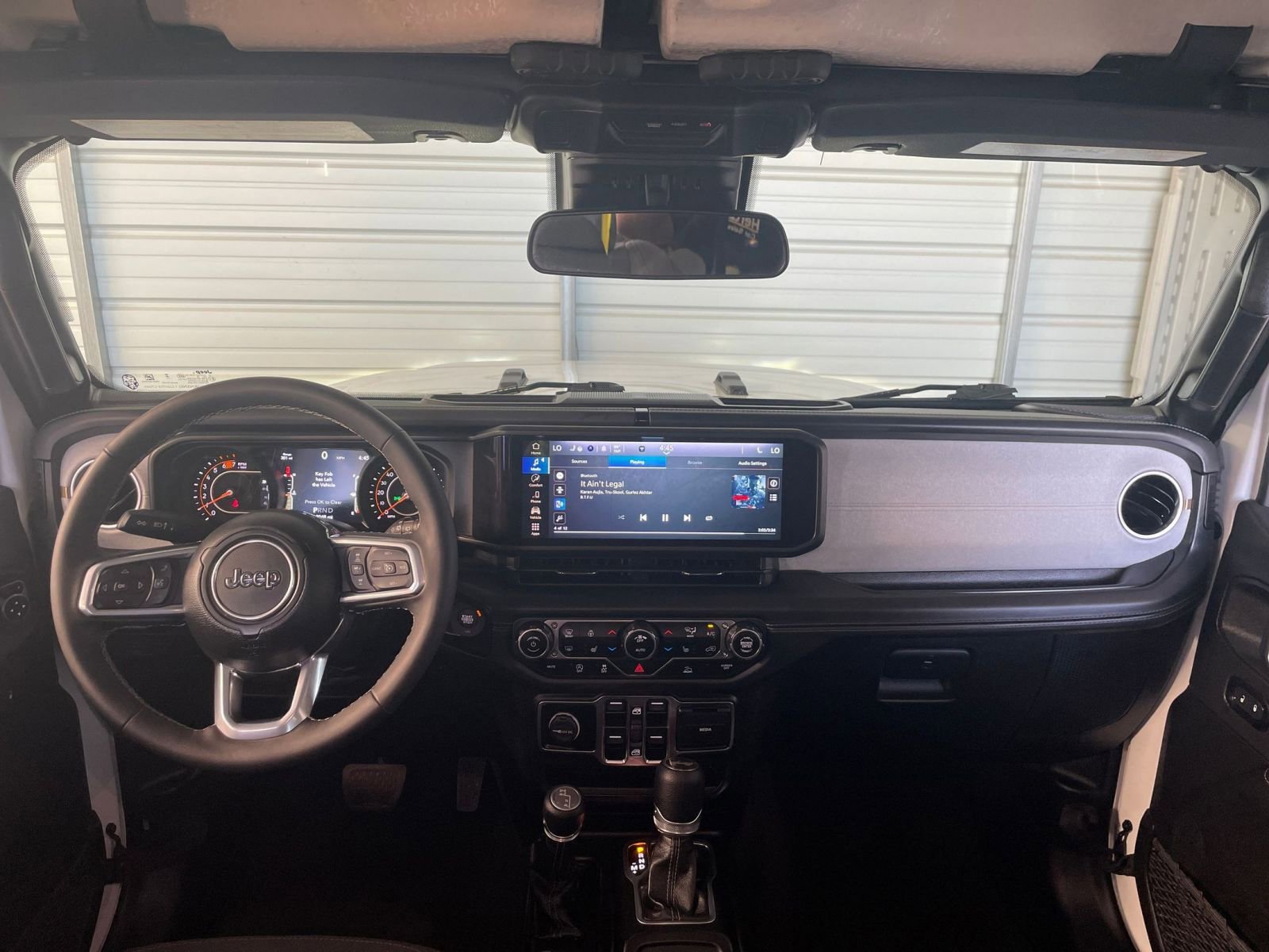 Used 2025 Jeep Wrangler Sahara image 32