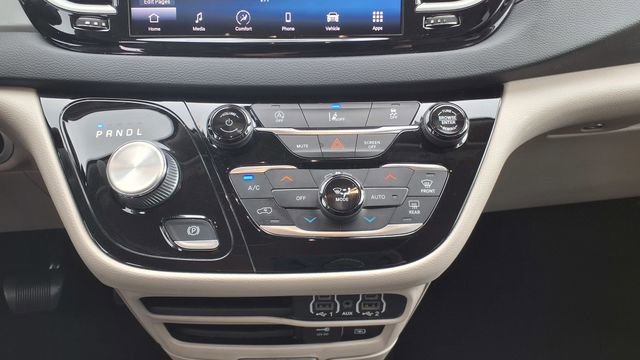 Used 2022 Chrysler Pacifica Touring-L image 28