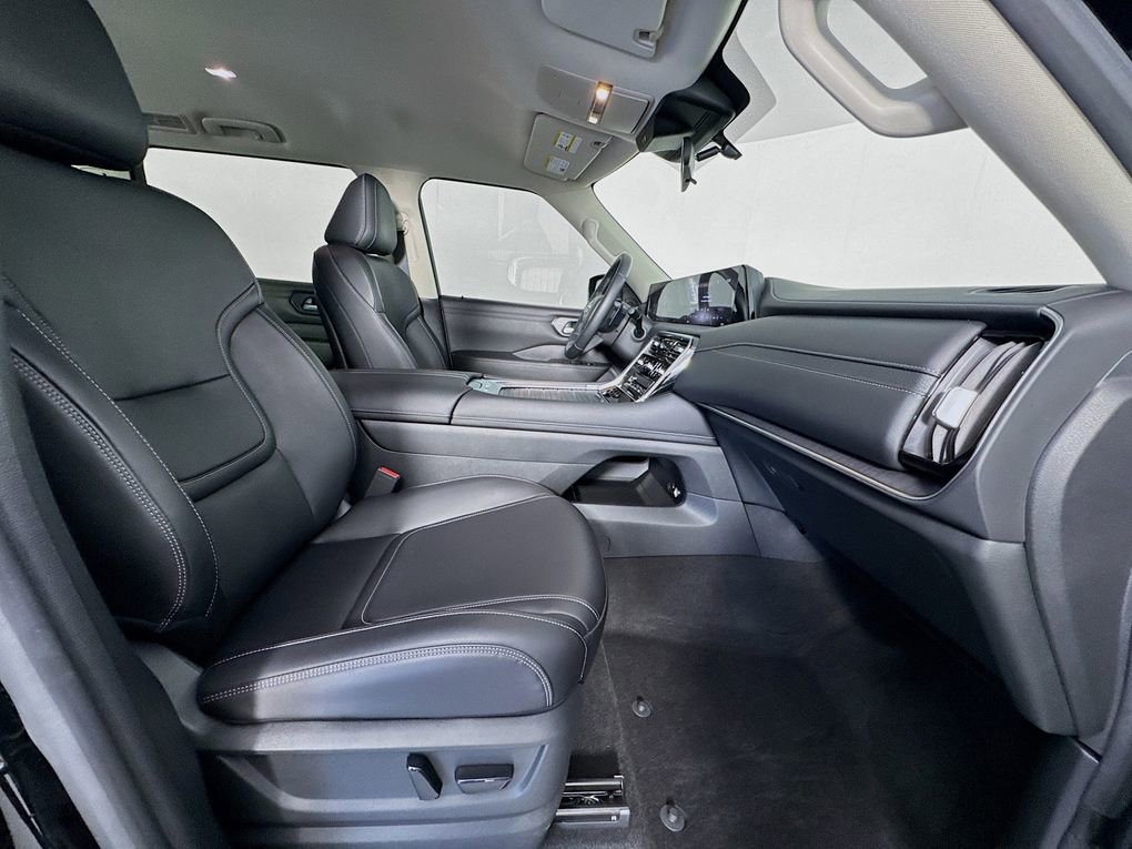 Used 2025 Nissan Armada SV image 31