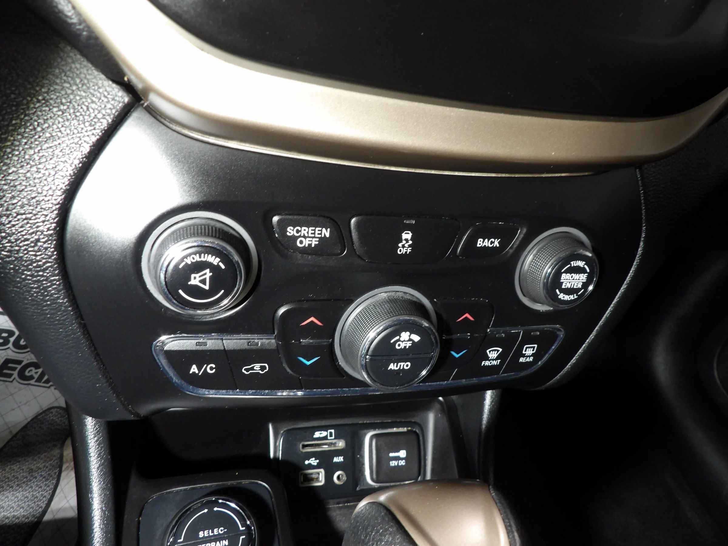 Used 2014 Jeep Cherokee Latitude w/ Comfort/Convenience Group AWD/4WD image 18