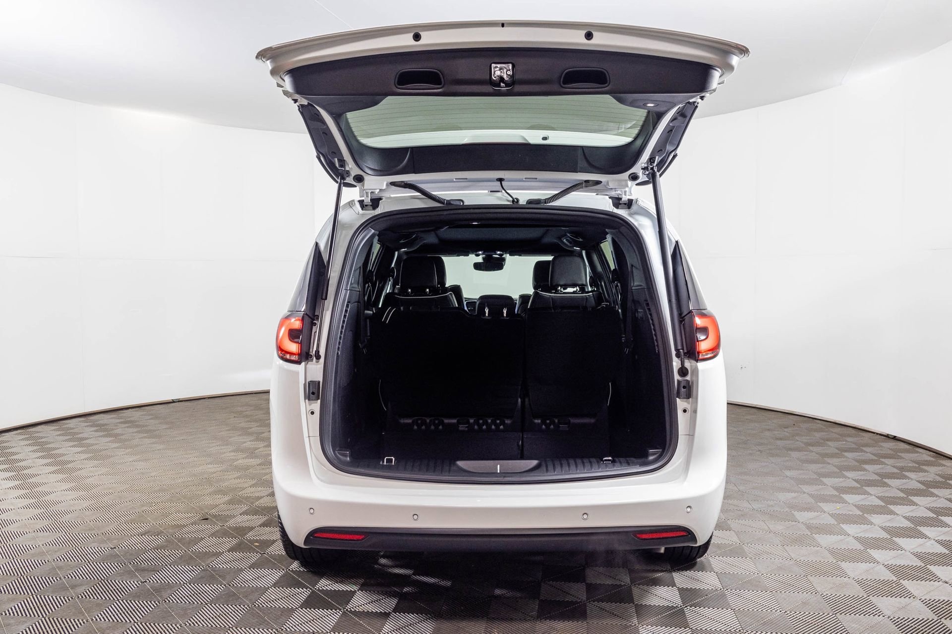 Used 2023 Chrysler Pacifica Limited w/ Uconnect Theater Family Group image 45