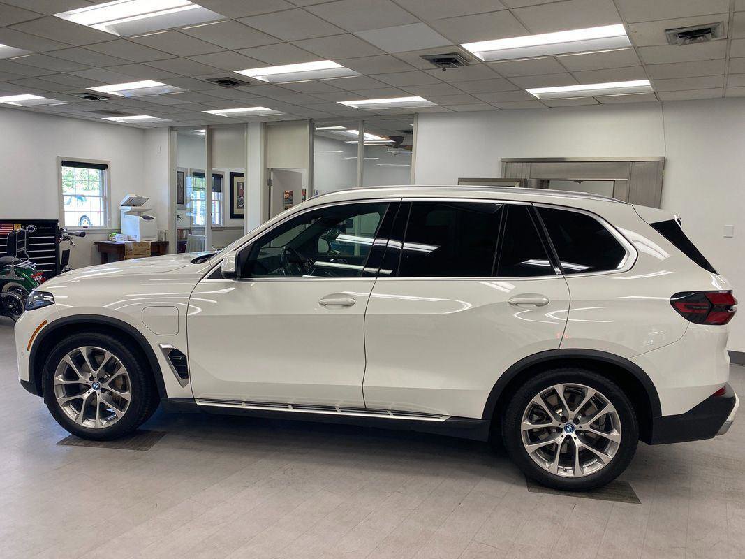 Used 2024 BMW X5 xDrive50e image 2