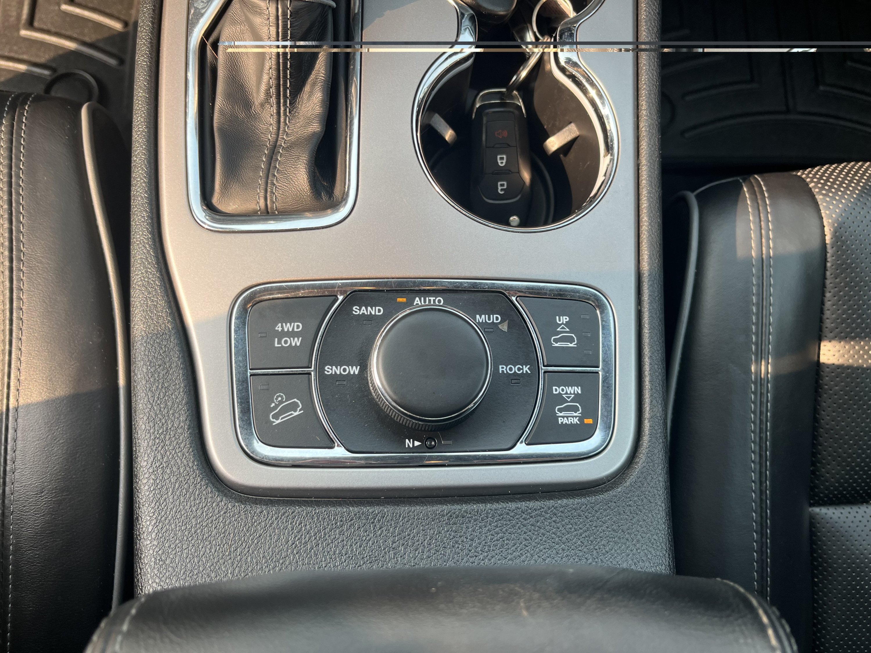 Used 2020 Jeep Grand Cherokee Overland AWD/4WD image 17