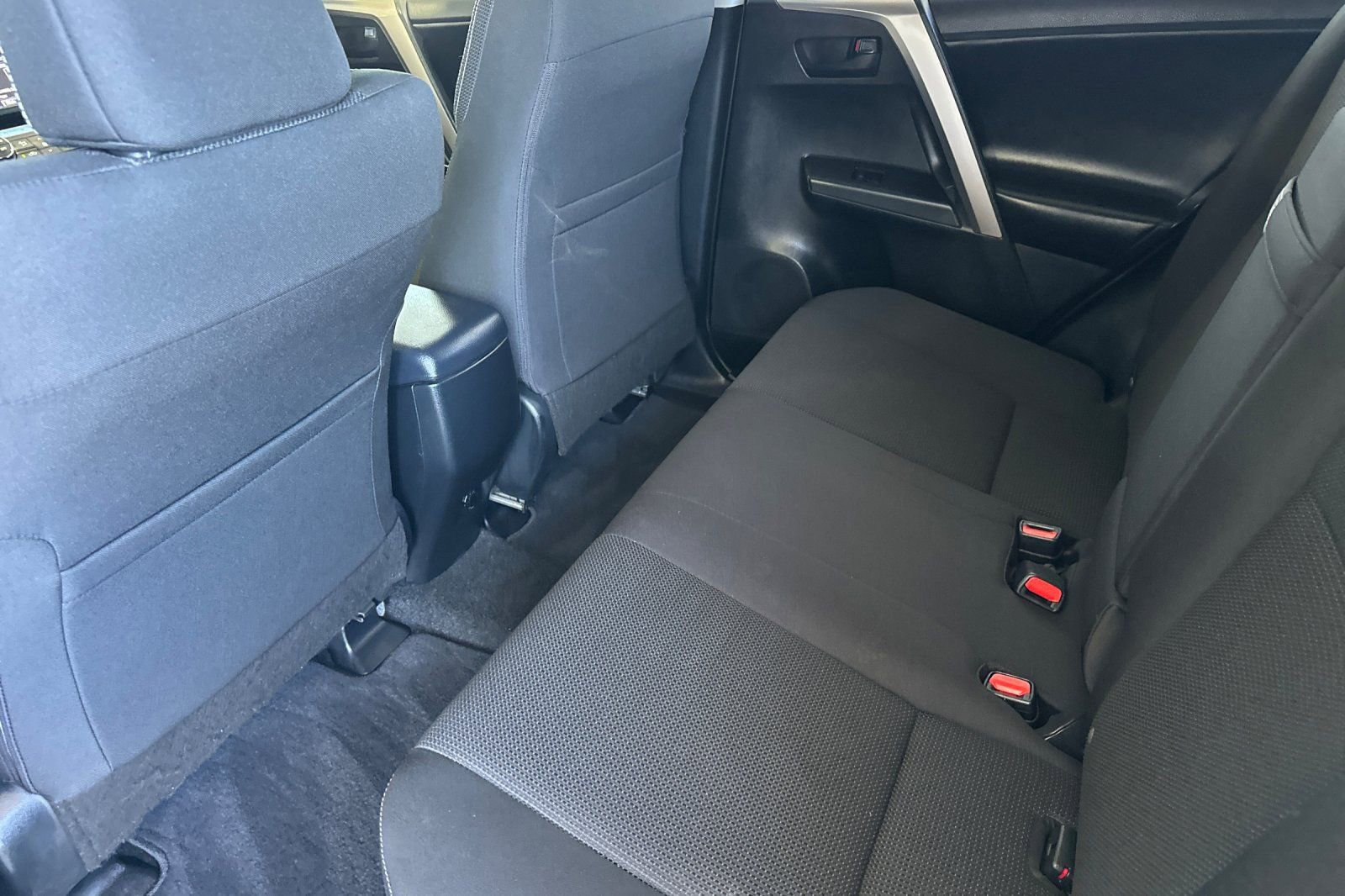 Used 2018 Toyota RAV4 LE w/ Carpet Mat Package AWD/4WD image 12