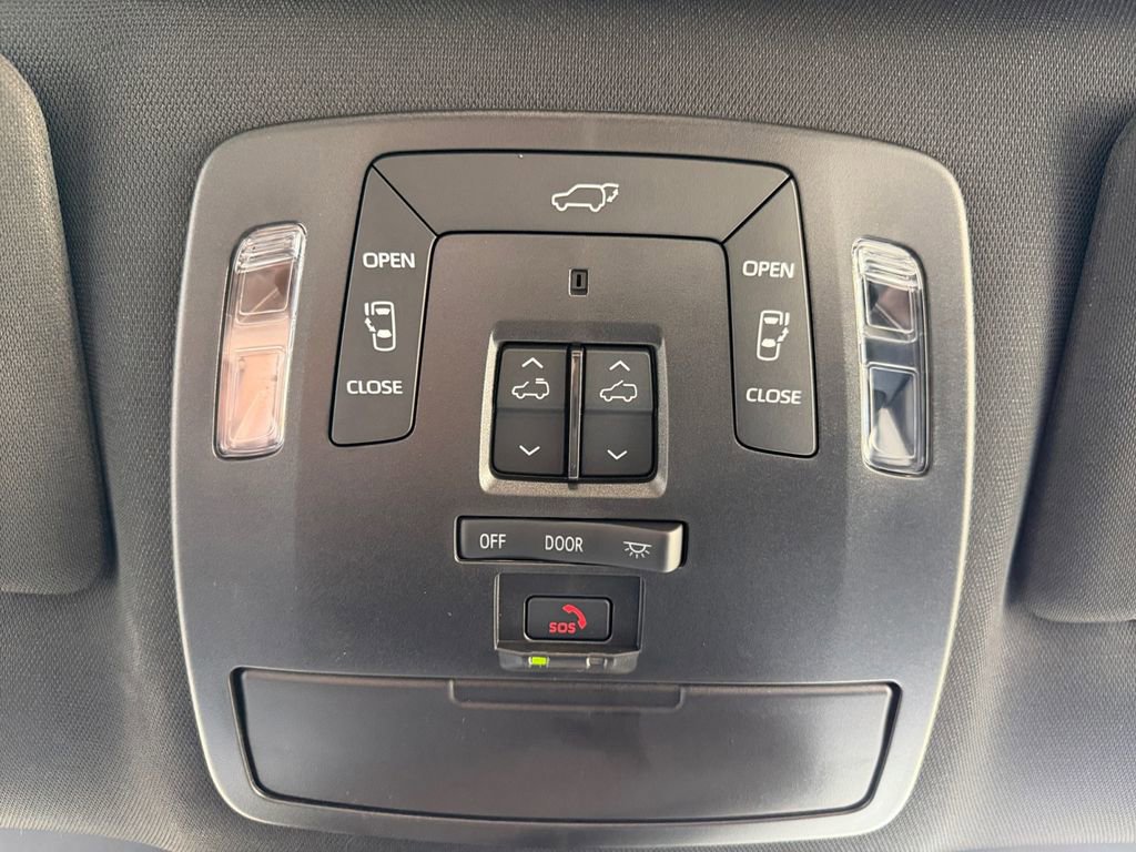 Used 2025 Toyota Sienna Platinum AWD/4WD image 35