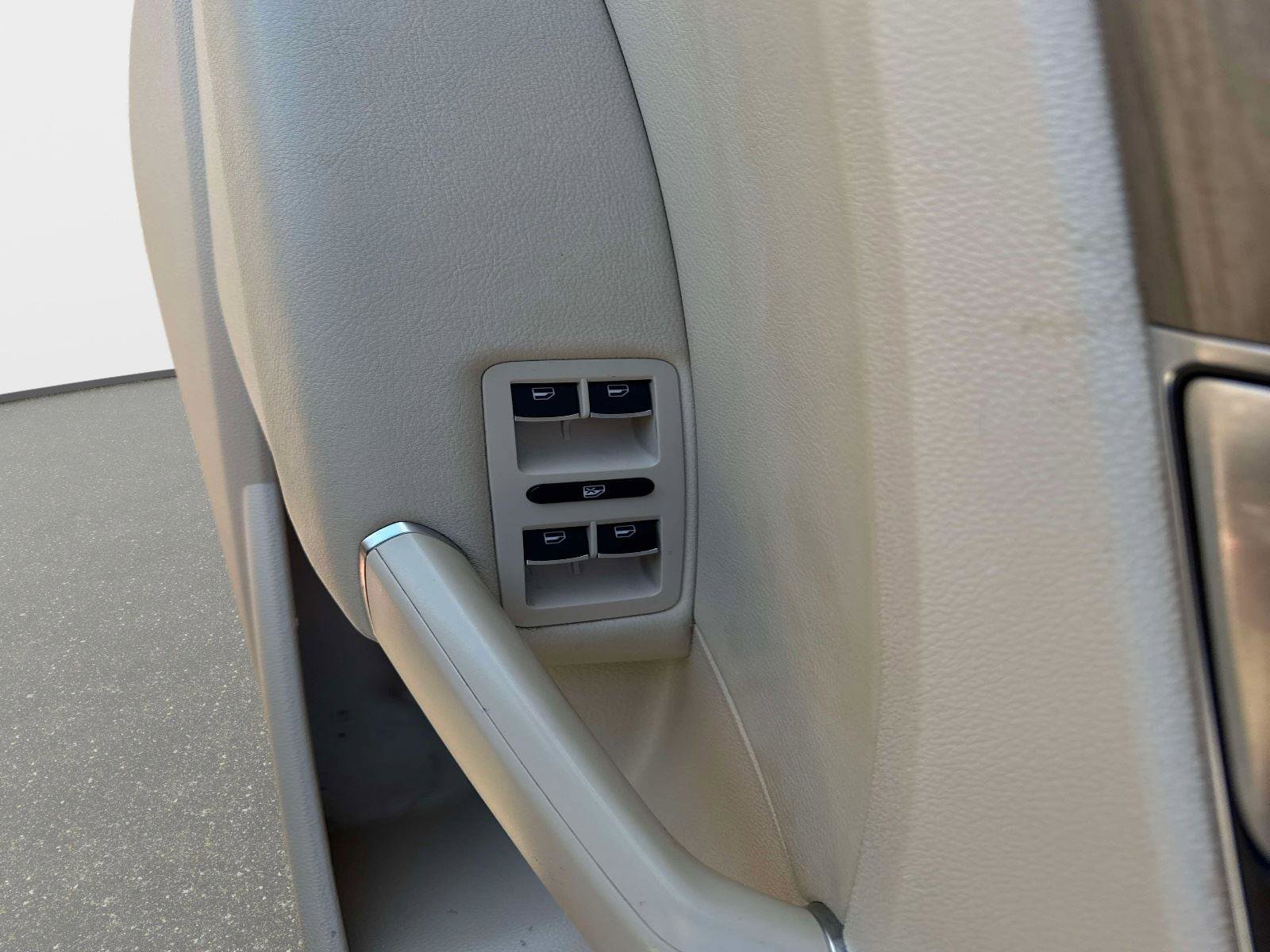 Used 2016 Volkswagen Passat 1.8T SEL Premium image 19