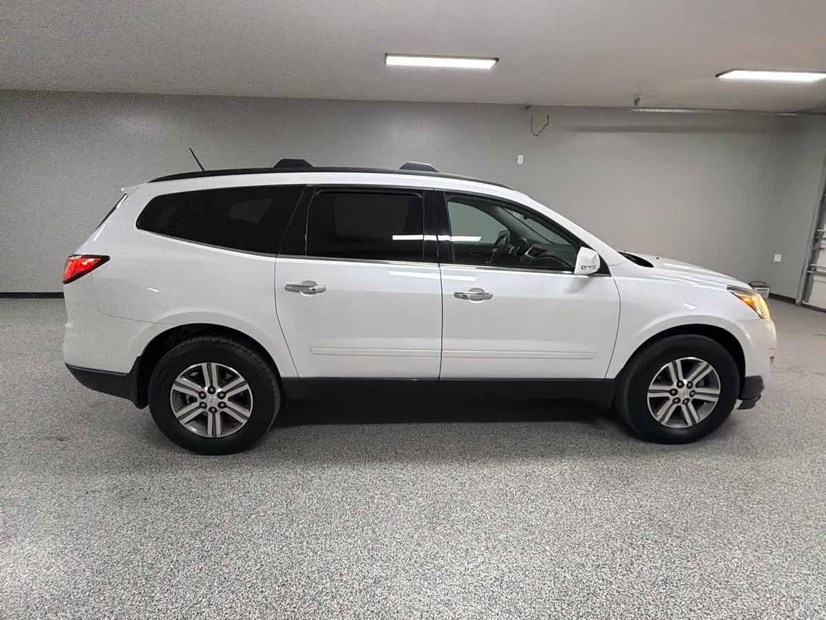 Used 2017 Chevrolet Traverse LT FWD image 2