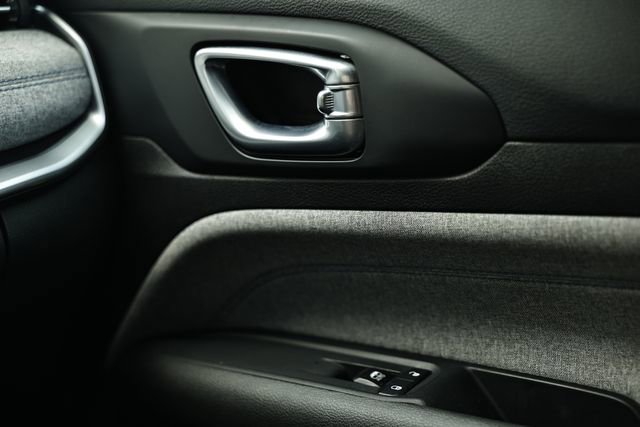 Used 2024 Jeep Compass Latitude image 40