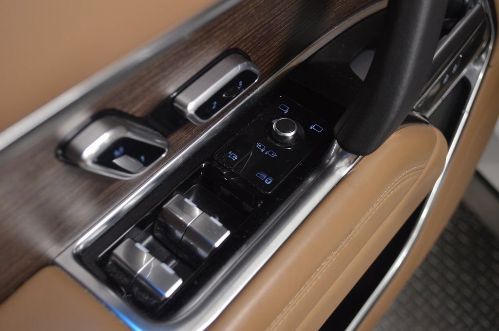 Used 2024 Land Rover Range Rover Long Wheelbase SE image 14