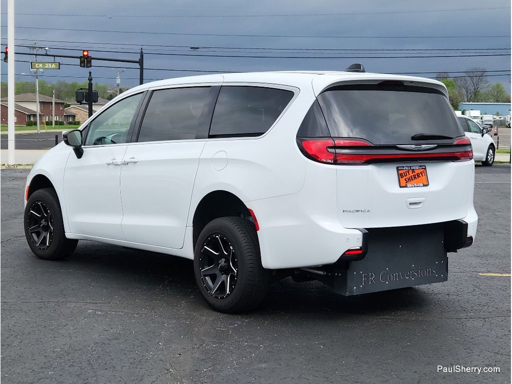 Used 2024 Chrysler Pacifica Touring FWD image 15