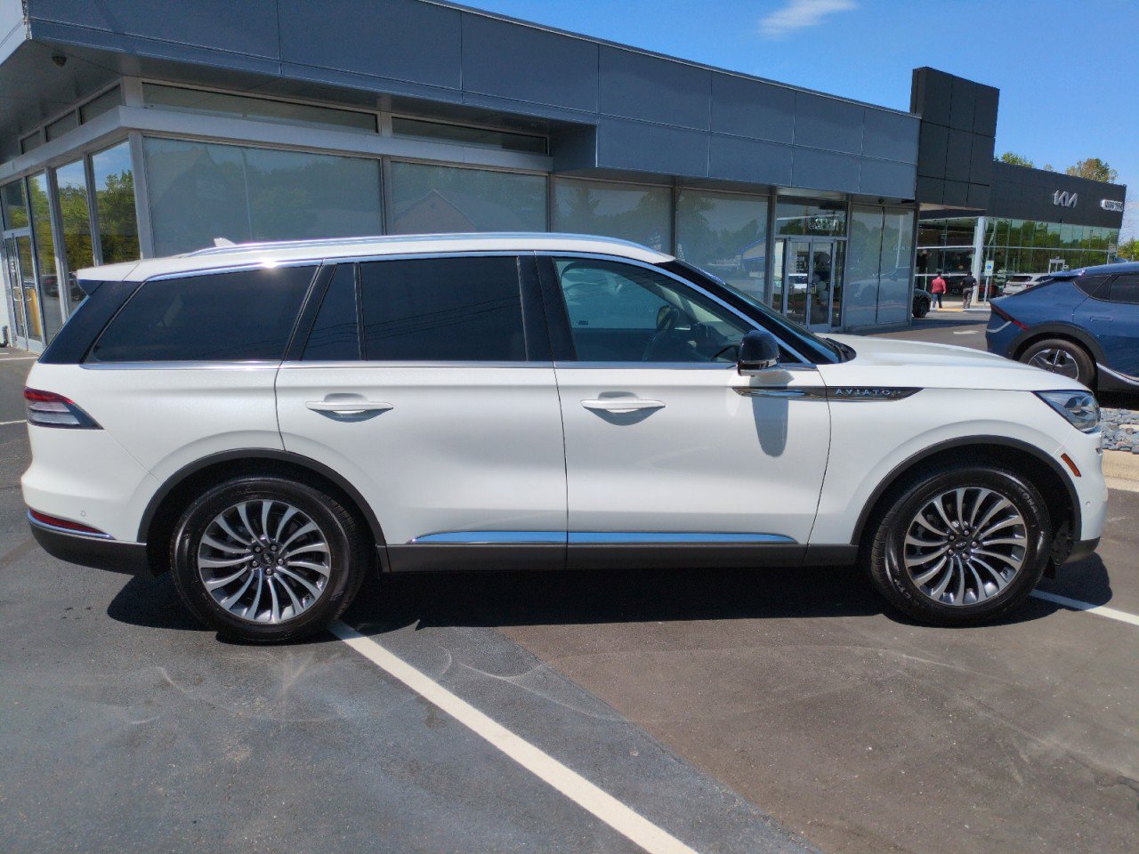 Used 2022 Lincoln Aviator Reserve w/ Equipment Group 201A RWD image 8