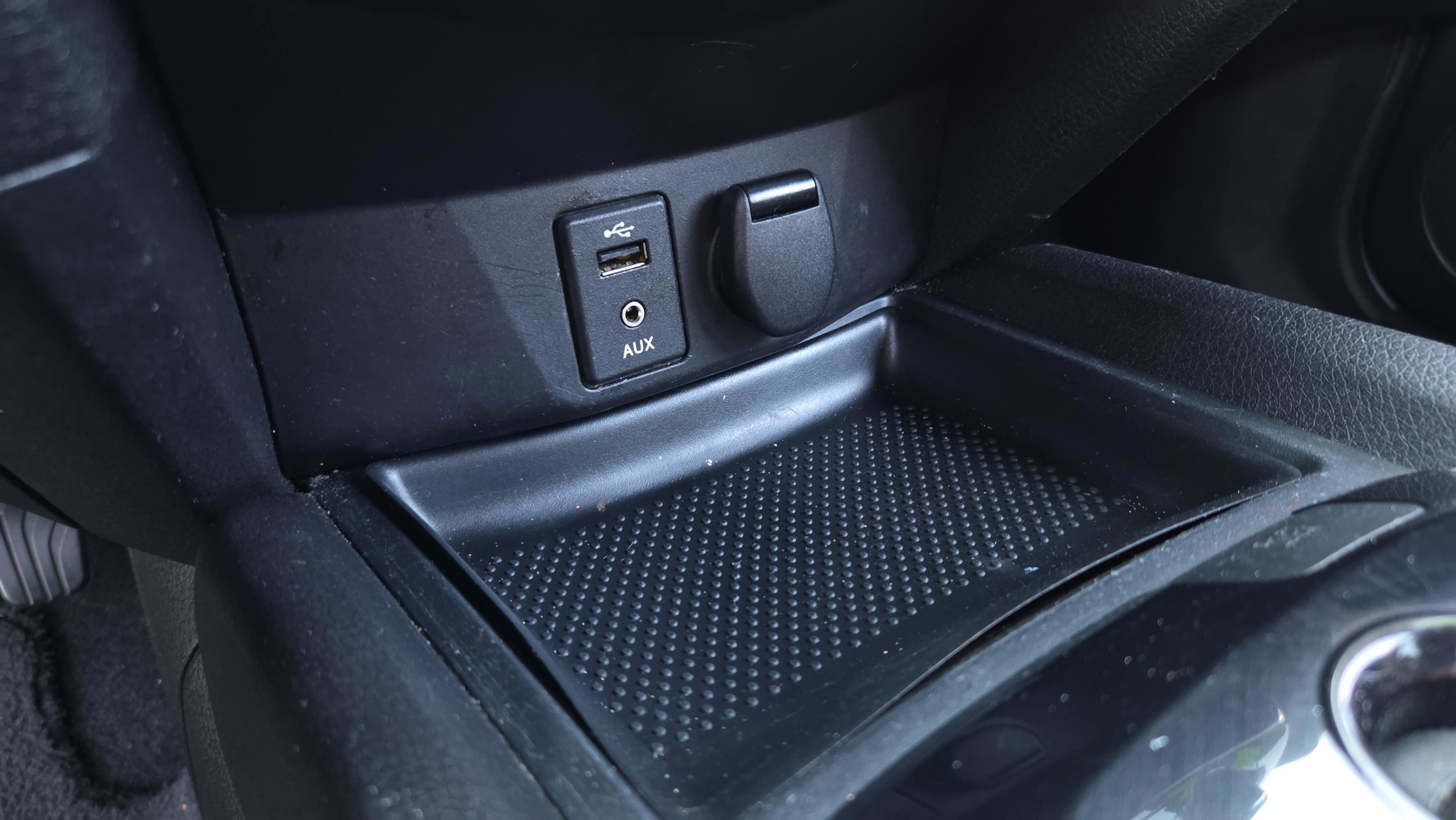 Used 2015 Nissan Rogue SV image 25