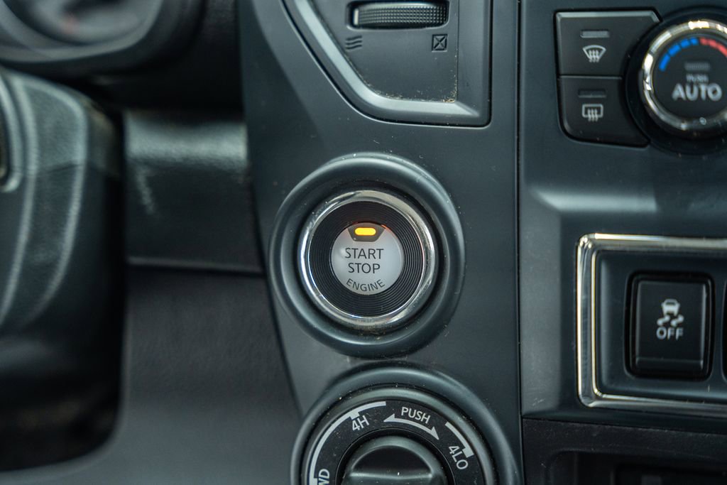 Used 2022 Nissan Titan SV w/ SV Convenience Package image 23