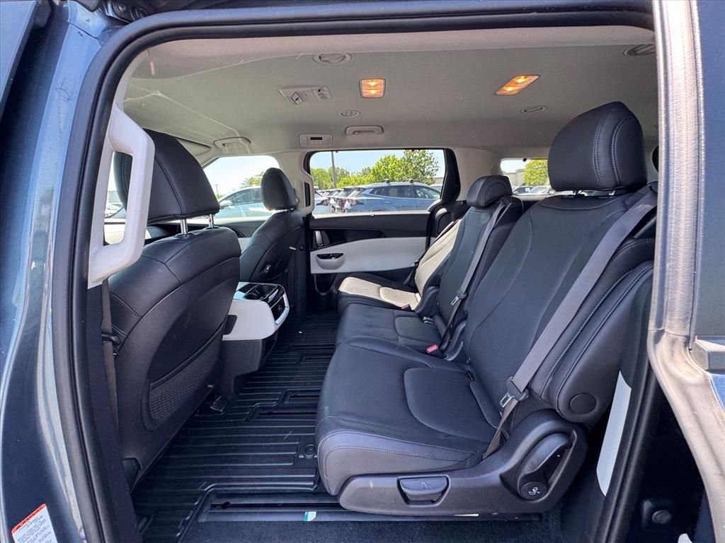 Used 2024 Kia Carnival EX image 13