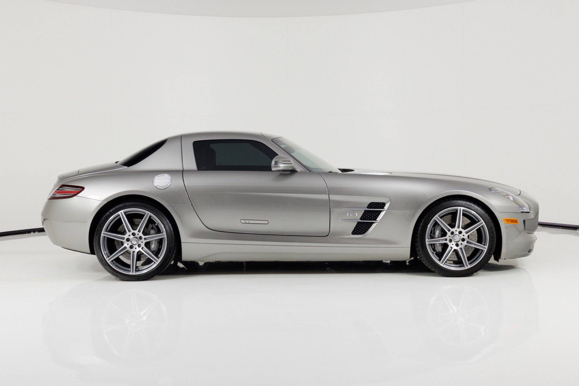 Used 2011 Mercedes-Benz SLS AMG Coupe image 2