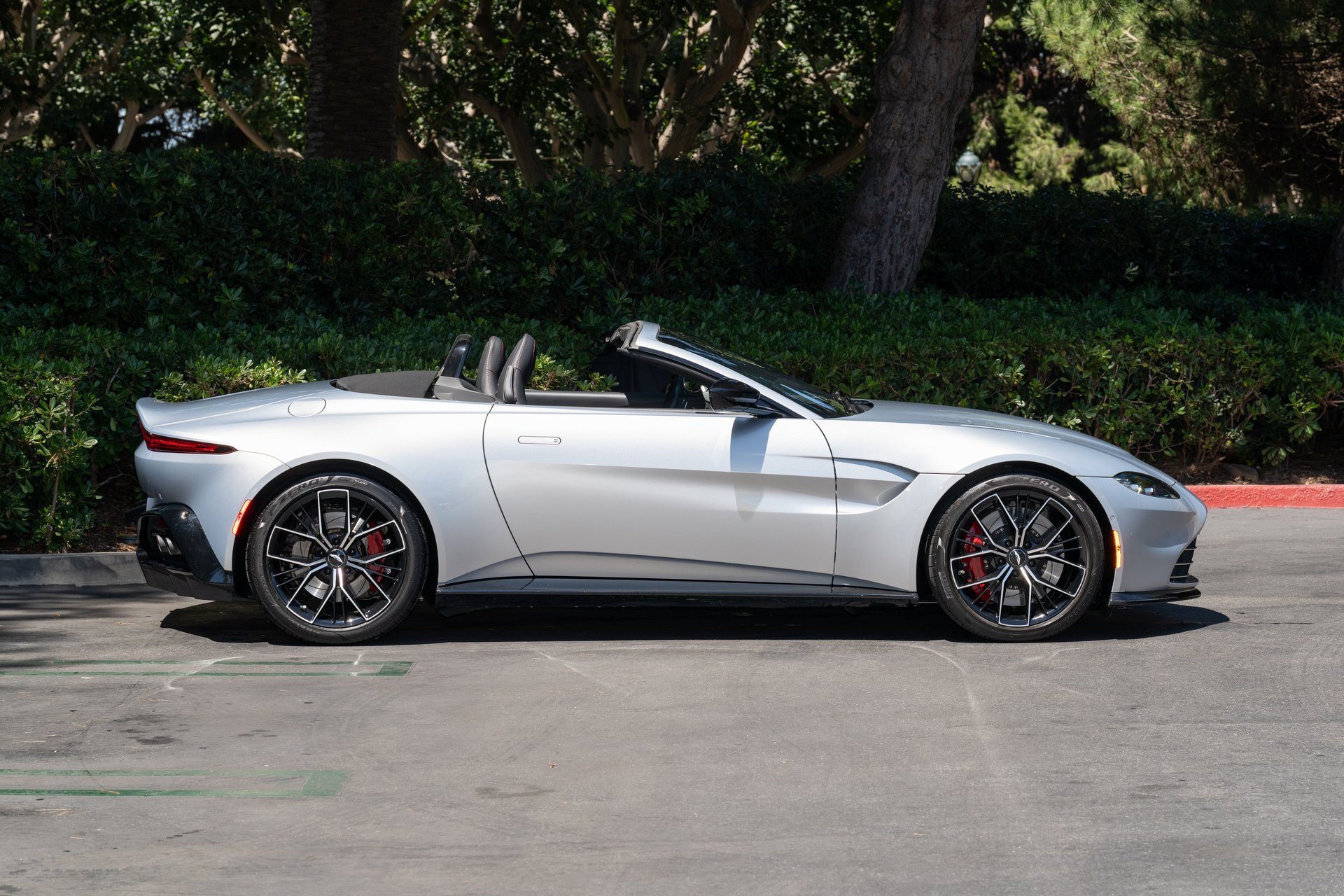Used 2023 Aston Martin V8 Vantage Roadster image 28