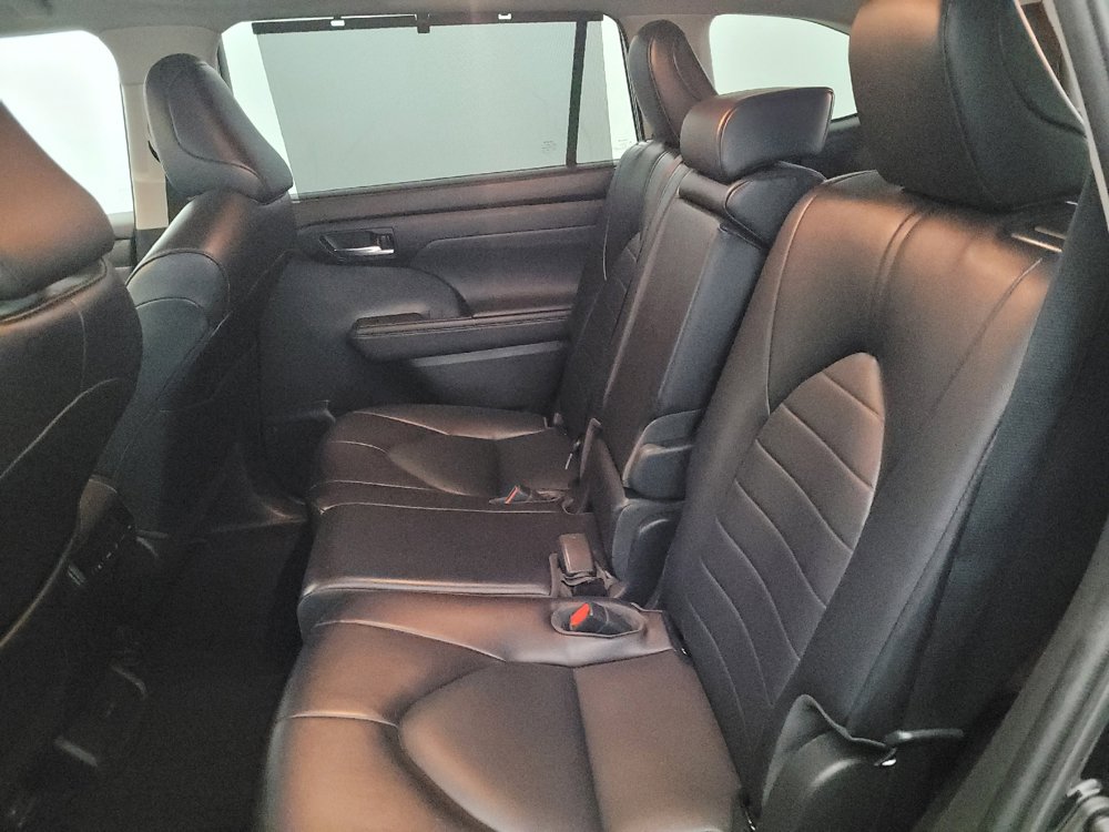 Used 2022 Toyota Highlander XLE AWD/4WD image 18