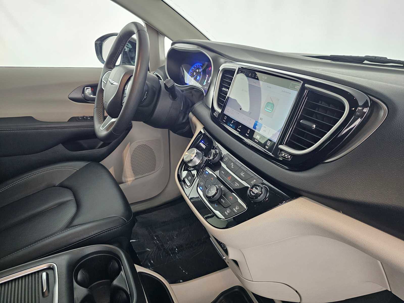 Used 2024 Chrysler Pacifica Touring-L image 11