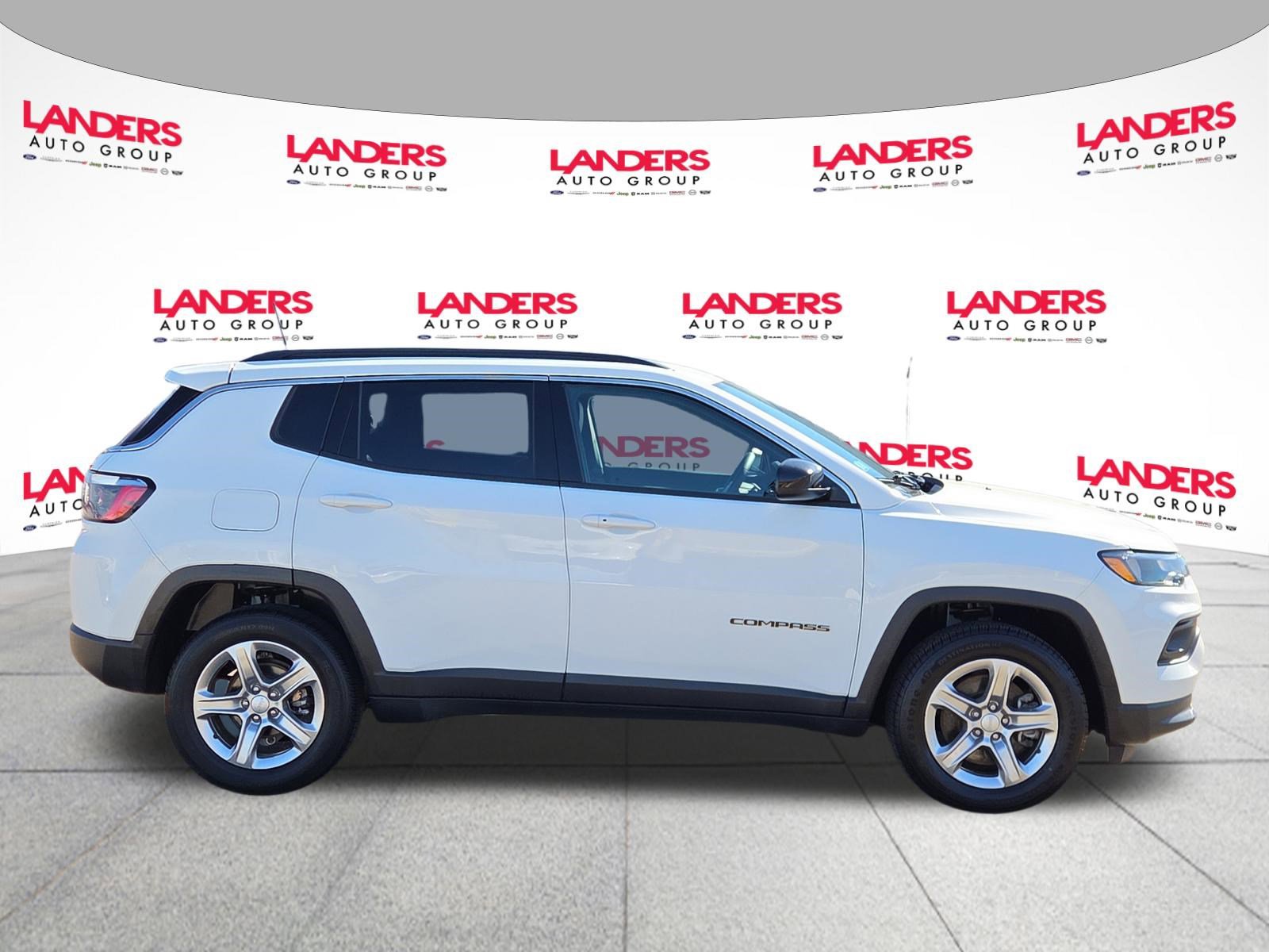 Used 2024 Jeep Compass Latitude image 2