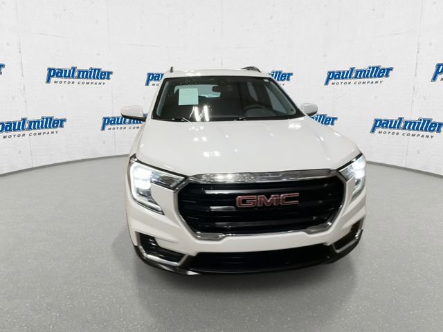 Used 2022 GMC Terrain SLE w/ Driver Convenience Package image 3