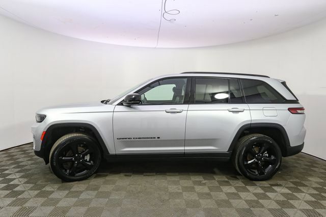 Used 2024 Jeep Grand Cherokee Altitude AWD/4WD image 6