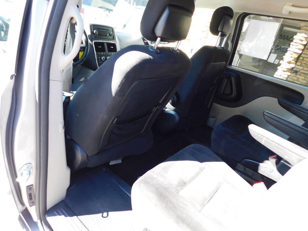 Used 2016 Dodge Grand Caravan SXT w/ Rear Park Assist Package image 27