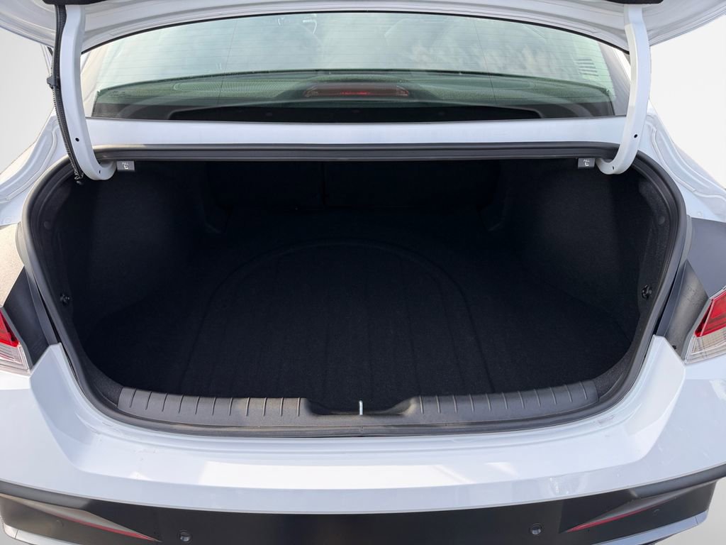 Used 2024 Hyundai Elantra Limited image 25