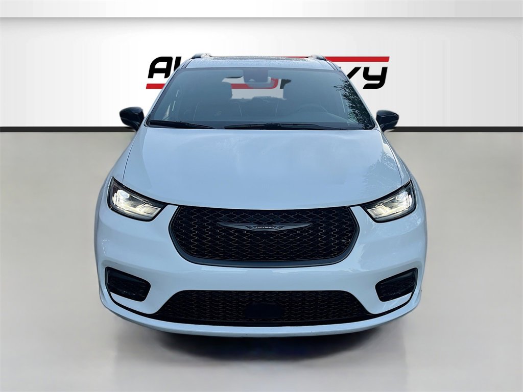 Used 2025 Chrysler Pacifica Limited image 2