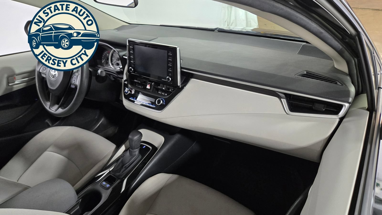 Used 2021 Toyota Corolla LE w/ LE Convenience Package FWD image 31