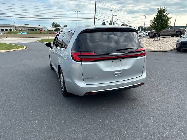 Used 2024 Chrysler Pacifica Touring-L FWD image 11