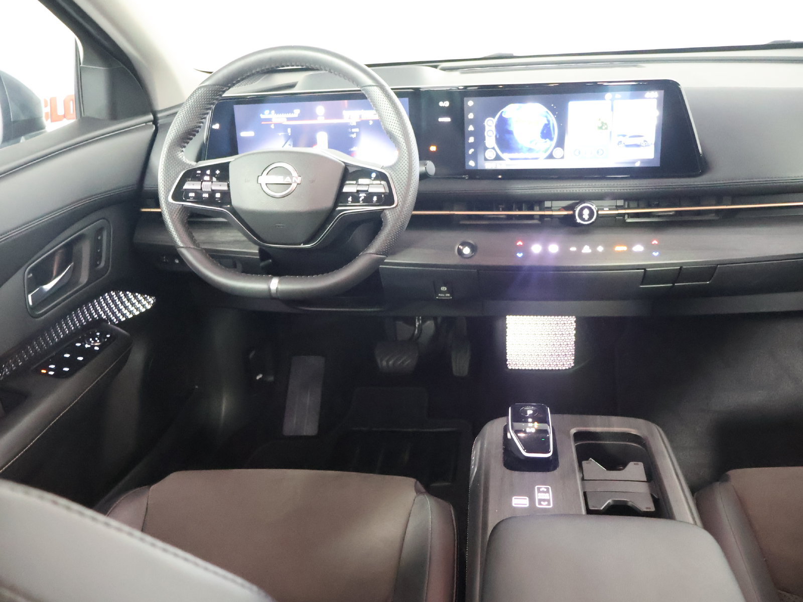 Used 2024 Nissan Ariya AWD image 27