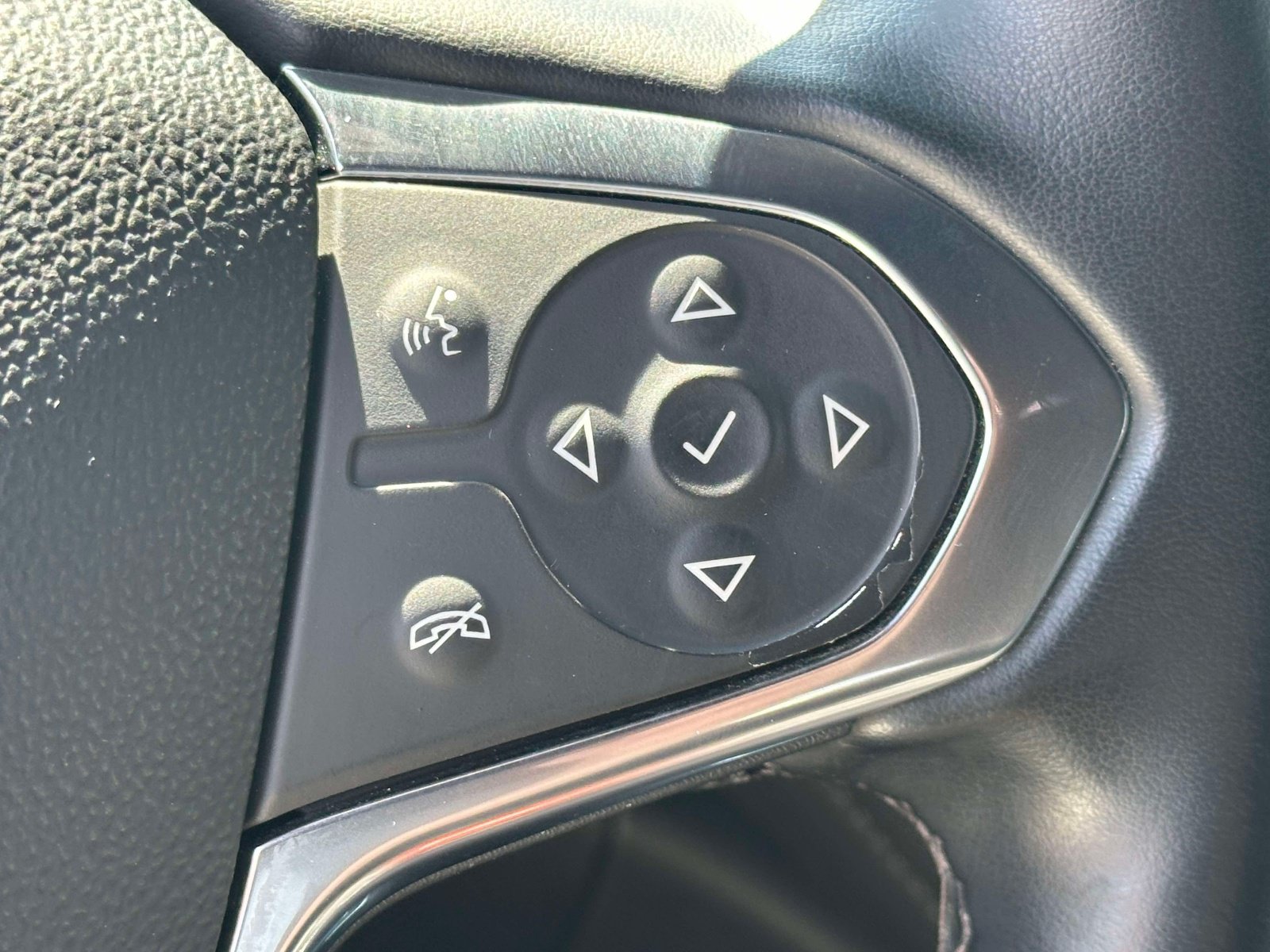 Used 2023 Chevrolet Traverse LT FWD image 23