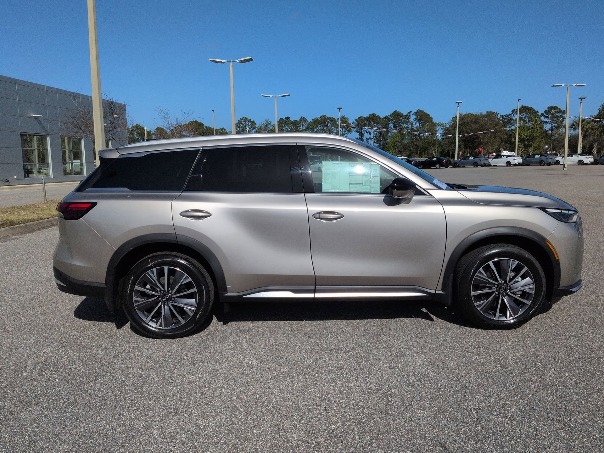 New 2026 INFINITI QX60 Luxe w/ Cargo Package FWD image 4