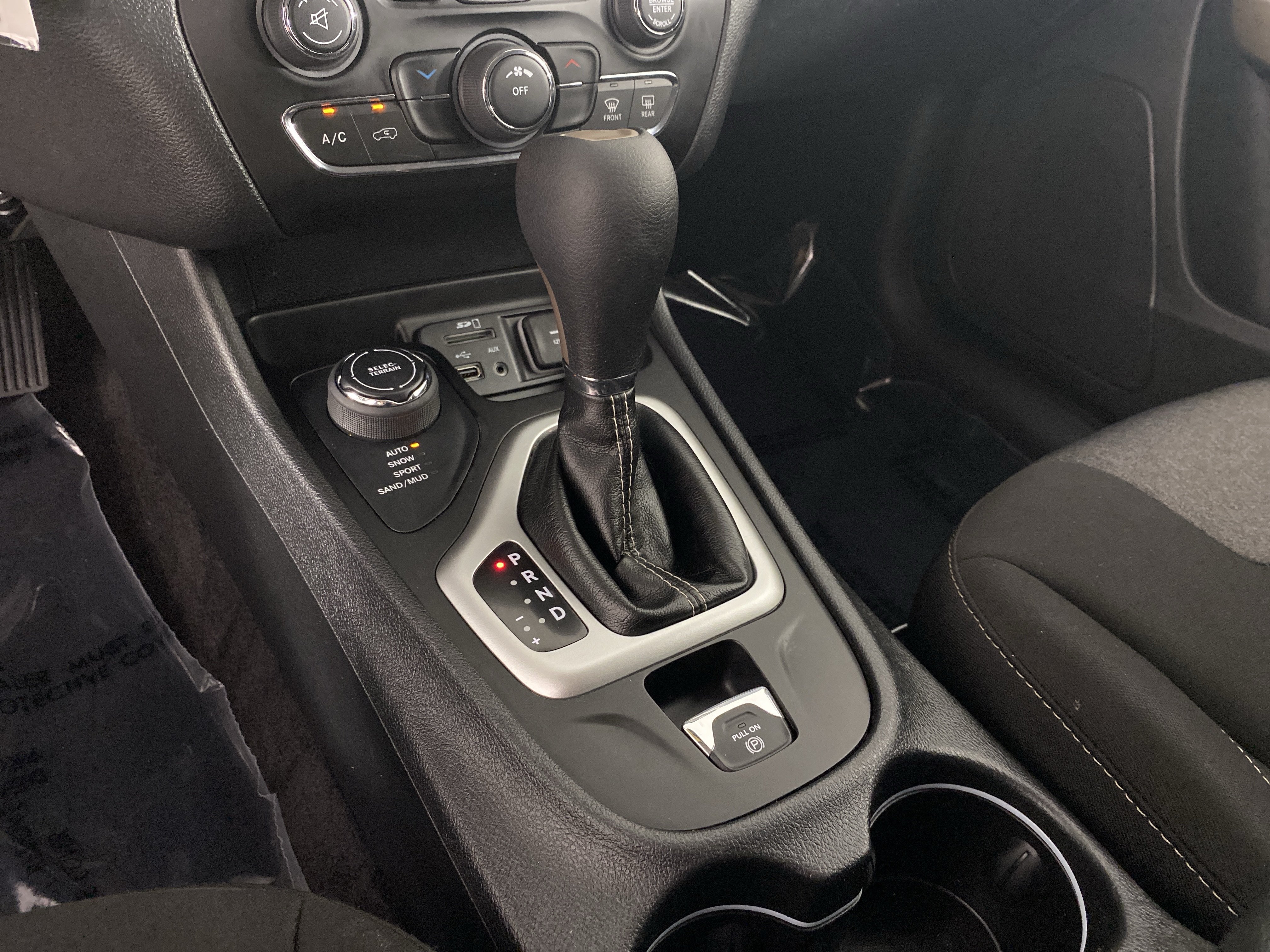 Used 2018 Jeep Cherokee Latitude w/ Safety Group AWD/4WD image 28