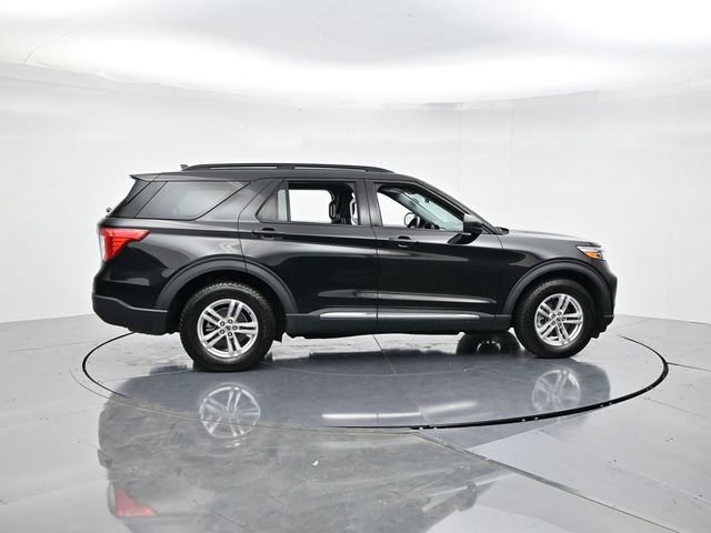 Used 2022 Ford Explorer XLT image 2