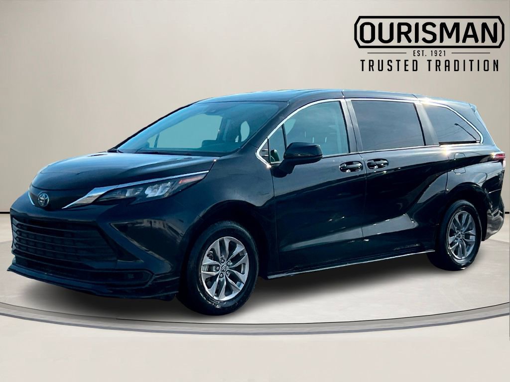 Used 2024 Toyota Sienna LE image 2