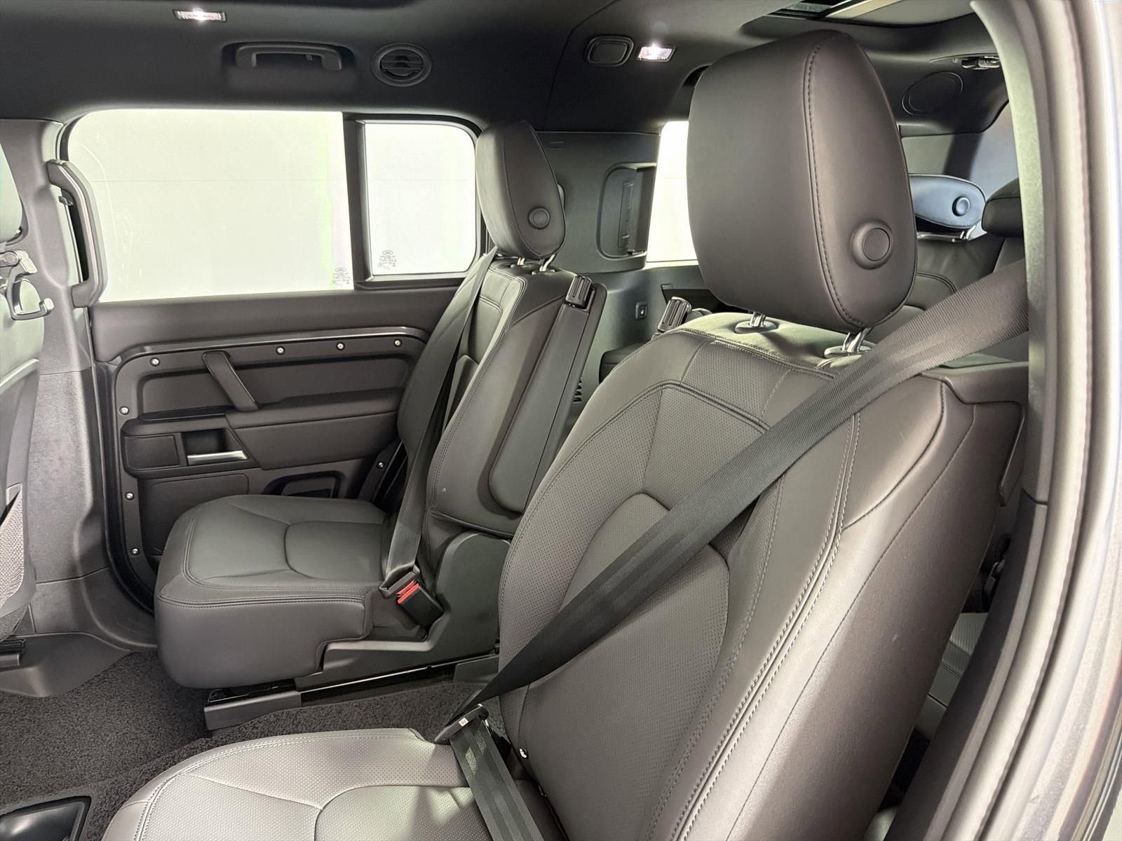 New 2026 Land Rover Defender 130 X-Dynamic SE image 28