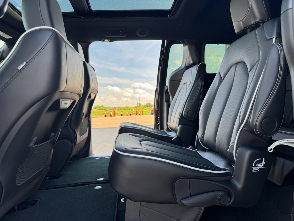 New 2027 Chrysler Pacifica Limited AWD/4WD image 32