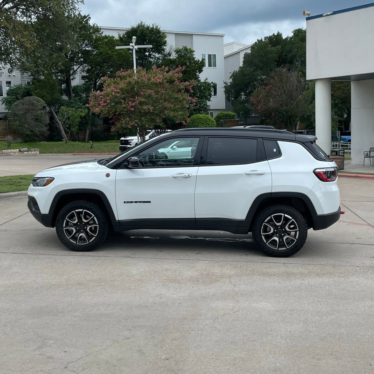 Used 2025 Jeep Compass Trailhawk AWD/4WD image 3