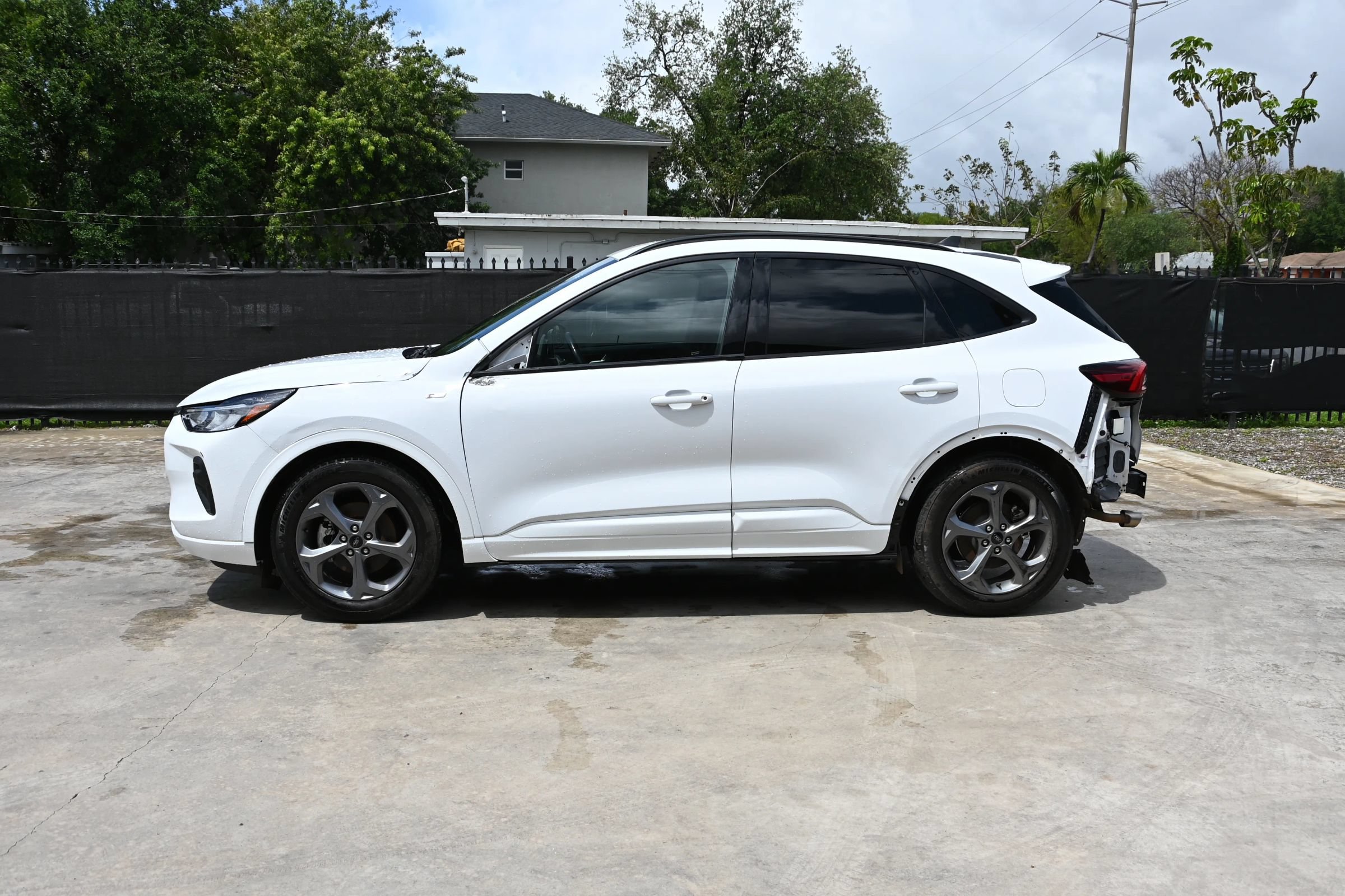 Used 2023 Ford Escape ST-Line w/ Cold Weather Package FWD image 4