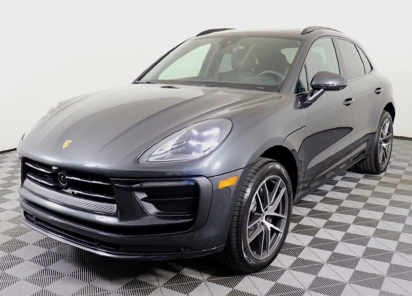 Certified 2025 Porsche Macan AWD/4WD image 1