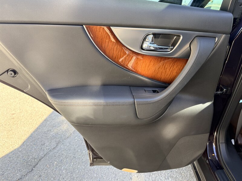 Used 2011 INFINITI FX35 AWD w/ Premium Pkg image 25