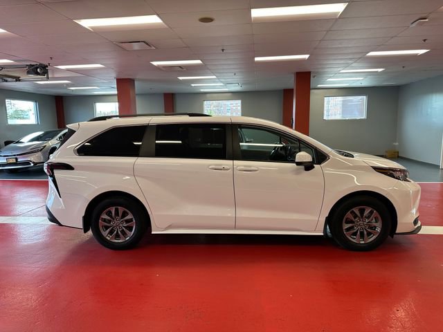 Certified 2023 Toyota Sienna LE AWD/4WD image 3